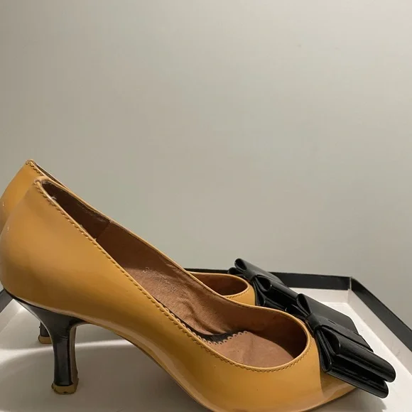 Jeffrey Campbell Bow Heels - Picture 2 of 7